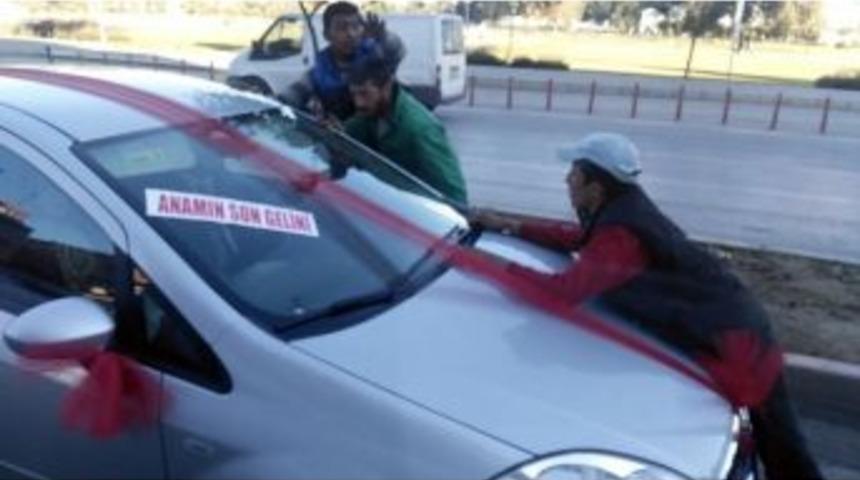 Gelin Arabasının Yolunu Kesip B&ouml;yle Para İstediler