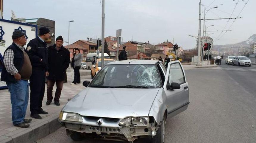 Motosiklet Otomobile &Ccedil;arptı: 1 Yaralı