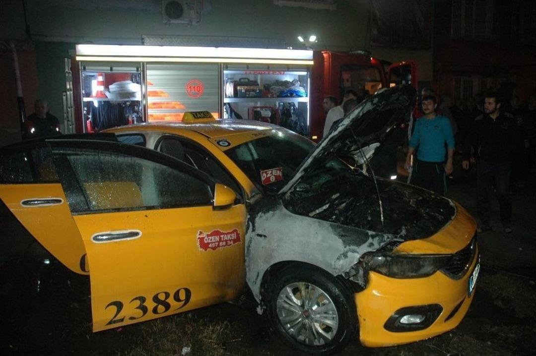 Adana&rsquo;da Park Halindeki 3 Ara&ccedil; Kundaklandı