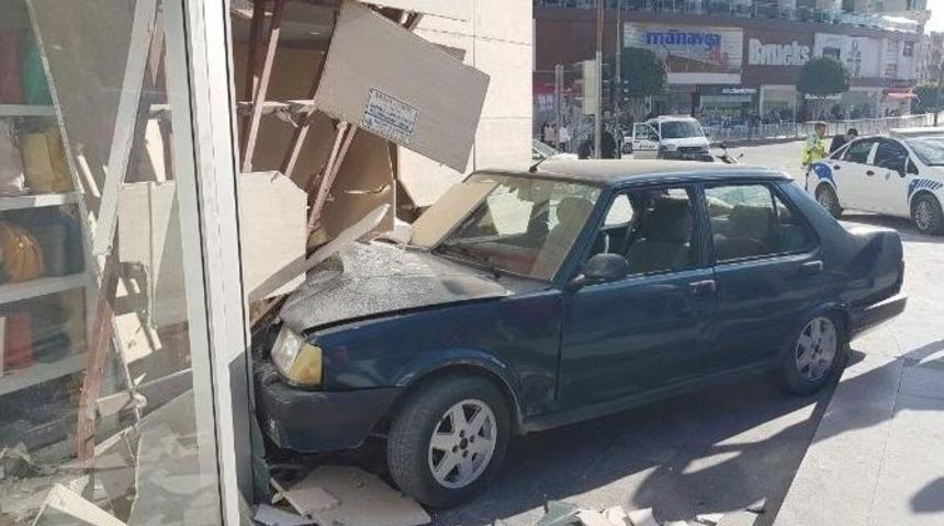 Hızını Alamayan Otomobil İş Yerine Daldı