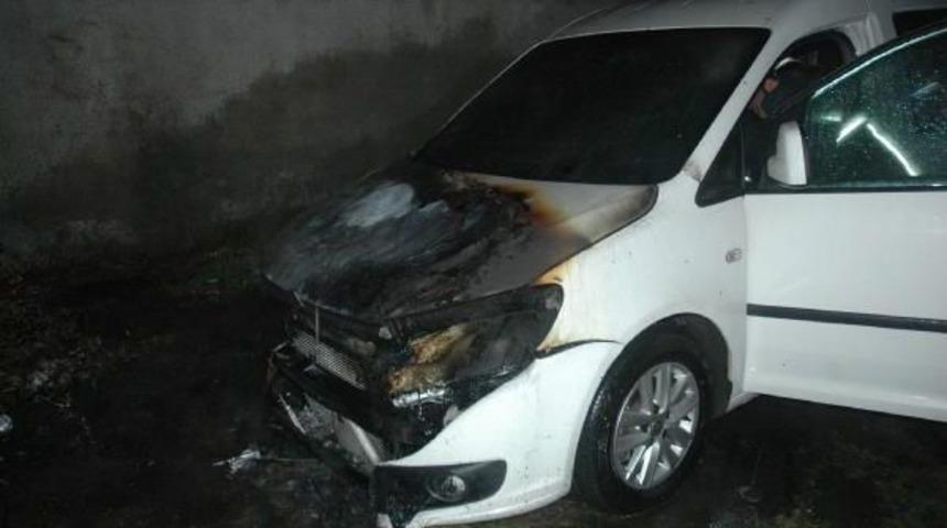 Adana'da 3 Otomobil Kundaklandı