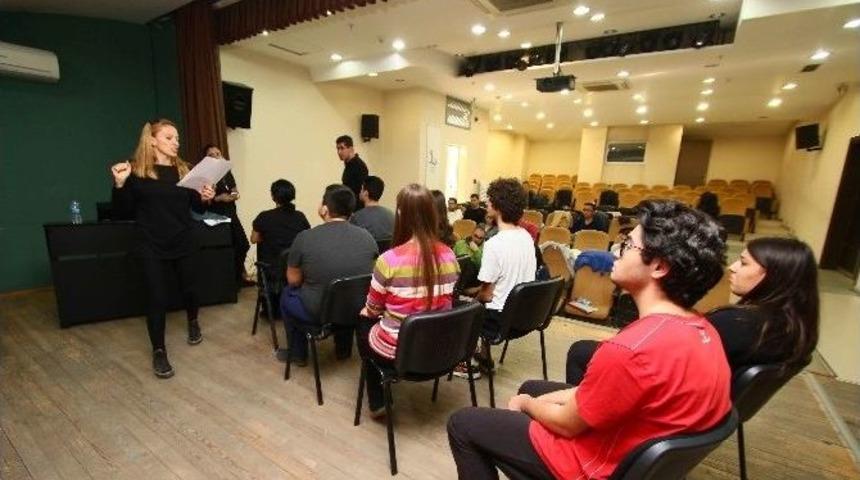 Bayraklı Belediyesi Tiyatro Ekibi Kurdu