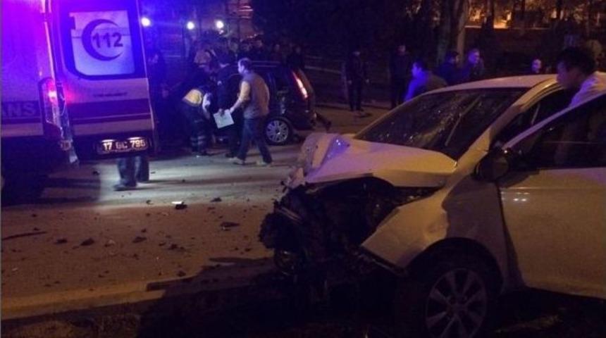 &Ccedil;anakkale&rsquo;de Trafik Kazası; 3 Yaralı