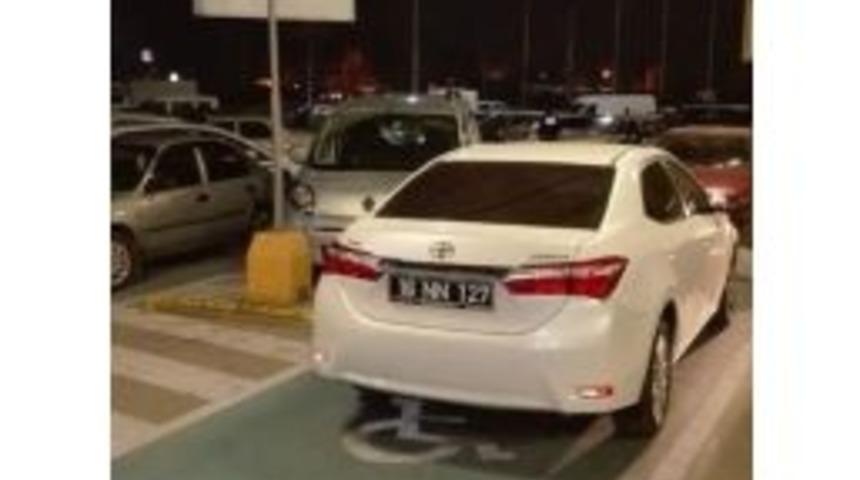 Engelli Alanına Resmi Aracı Park Etti