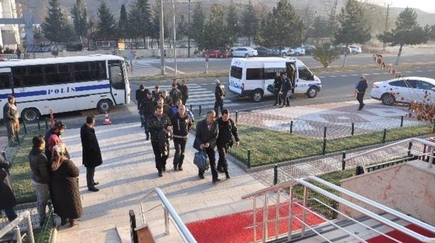 Boz&uuml;y&uuml;k&rsquo;te Fet&ouml;&rsquo;den G&ouml;zaltında Bulunan Esnaflar Adliyeye Sevk Edildi