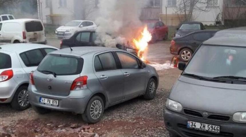 Kontağı &Ccedil;evirince Alev Alan Otomobil Yandı