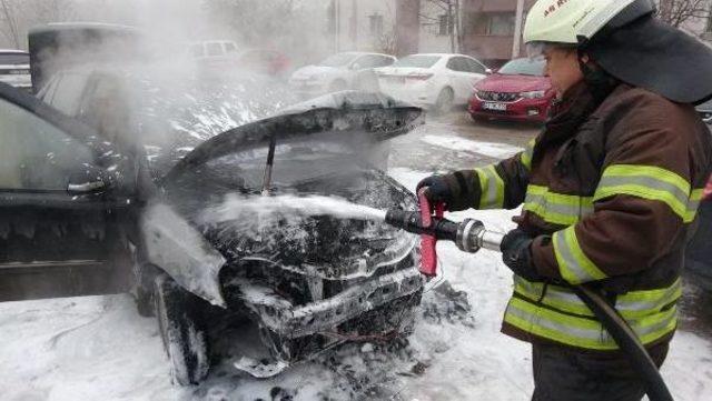 Kontağı Çevirince Alev Alan Otomobil Yandı