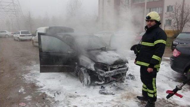 Kontağı Çevirince Alev Alan Otomobil Yandı