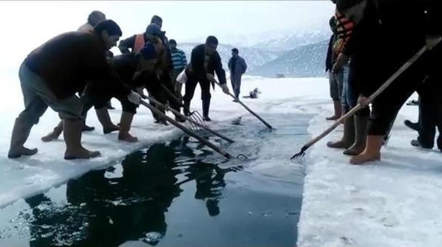 G&ouml;l Y&uuml;zeyindeki Buzu Keserek Adadan Karaya Kanal A&ccedil;tılar