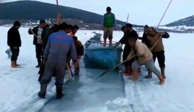 Göl Yüzeyindeki Buzu Keserek Adadan Karaya Kanal Açtılar