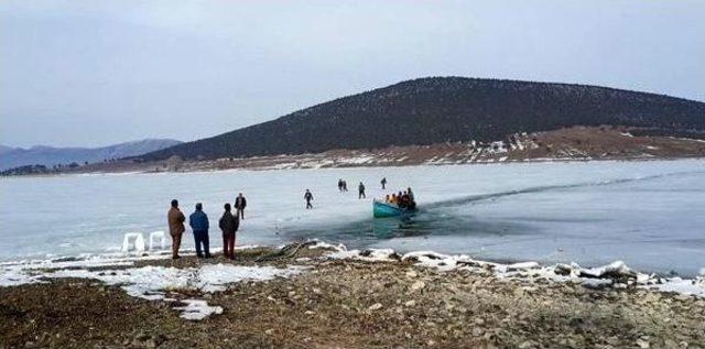 Göl Yüzeyindeki Buzu Keserek Adadan Karaya Kanal Açtılar