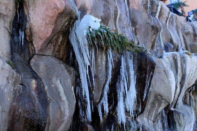 Erzurum’da Süs Havuzları Ve Şadırvanlar Buz Tuttu