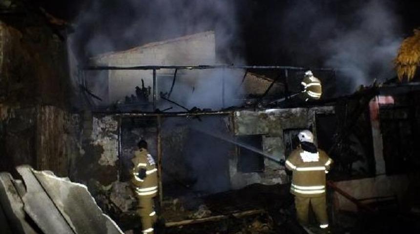 &Ouml;demiş'te Boş Ev Yangında K&uuml;l Oldu
