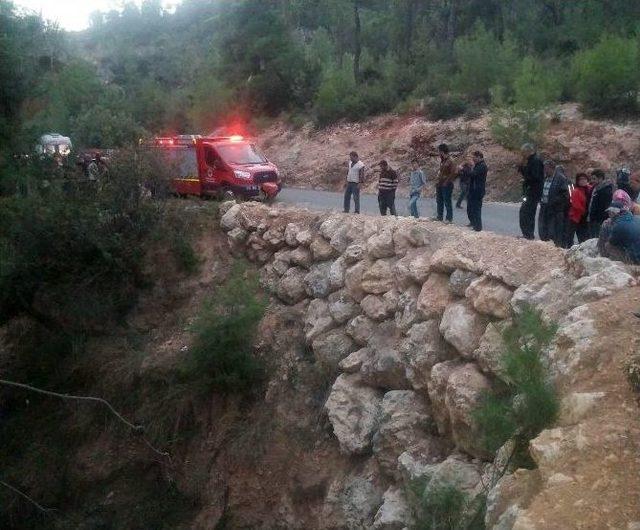 (özel Haber) Mersin’de Otomobil Uçuruma Düştü: 1 Ölü, 3 Yaralı