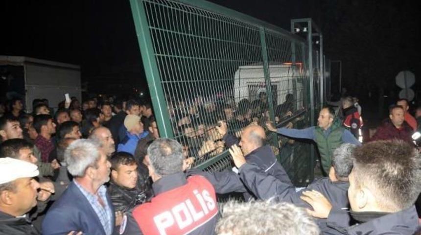 Antalya'da &Ccedil;ift&ccedil;iler Hal Kapılarını Kapatıp Eylem Yaptı