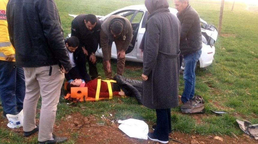 Otomobil Metrelerce Y&uuml;kseklikten Tarlaya U&ccedil;tu: 1 Yaralı