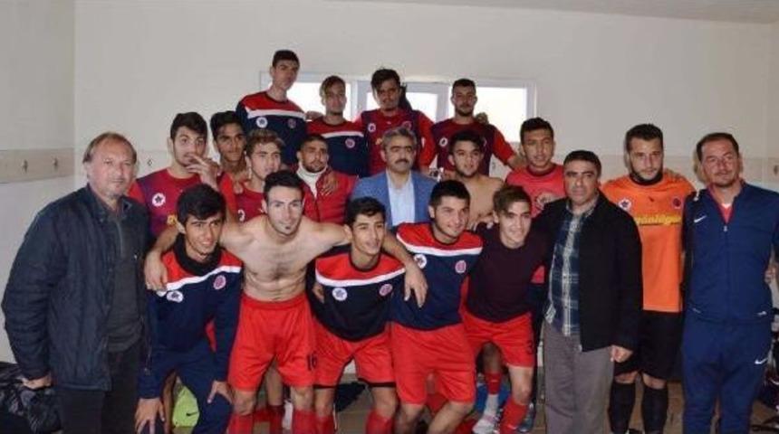 Sakatlanan Rakibini Kucağında Taşıdı