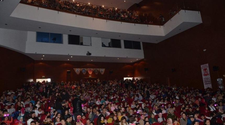 &Ccedil;ocuklar K&uuml;lt&uuml;r Ve Kongre Merkezini Tıklım Tıklım Doldurdu