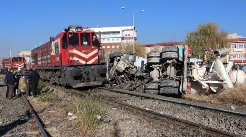 Lokomotif, Beton Mikserine &Ccedil;arptı: 1 Yaralı