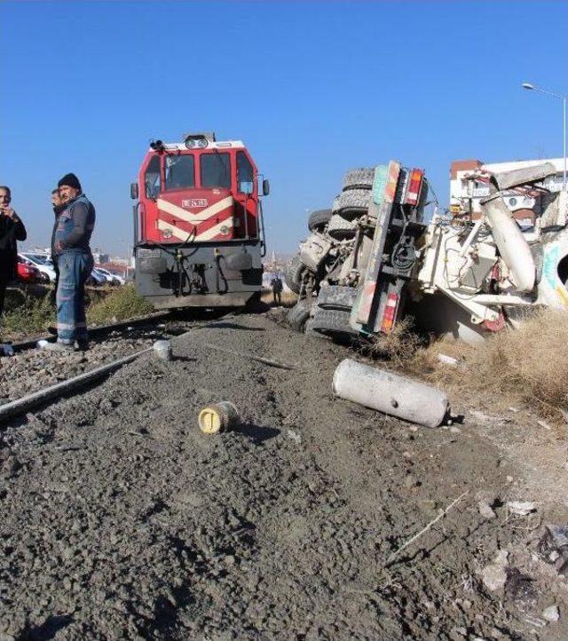 Lokomotif, Beton Mikserine Çarptı: 1 Yaralı