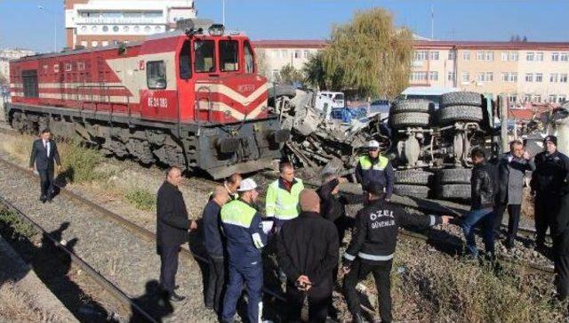 Lokomotif, Beton Mikserine Çarptı: 1 Yaralı