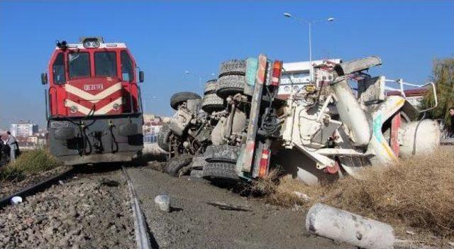 Lokomotif, Beton Mikserine Çarptı: 1 Yaralı