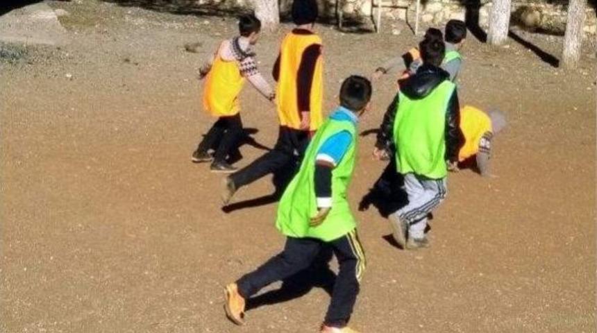 &Ccedil;ocuklar İ&ccedil;in Futbol Turnuvası D&uuml;zenlendi