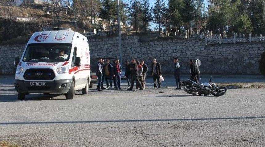 Motosiklet İle Otomobil &Ccedil;arpıştı: 1 Yaralı