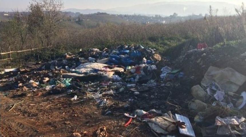 Vatandaşlar Yol Kenarlarına Atılan &Ccedil;&ouml;plerden Şikayet&ccedil;i