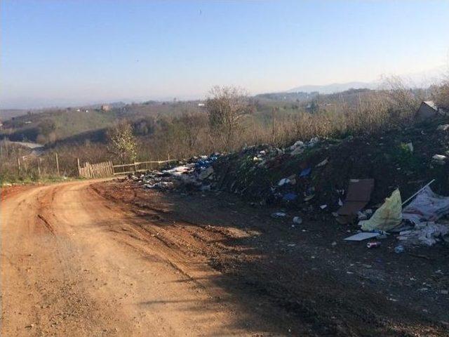 Vatandaşlar Yol Kenarlarına Atılan Çöplerden Şikayetçi