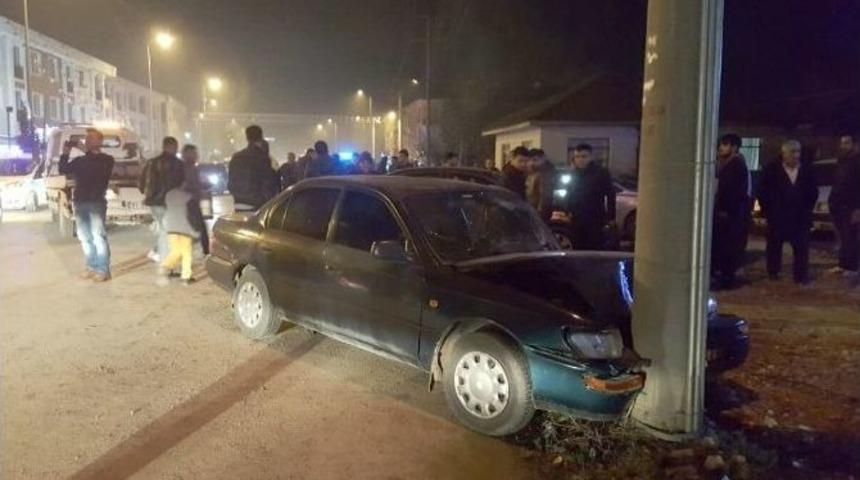 Elektrik Direğine &Ccedil;arparak Durabildi: 2 Yaralı