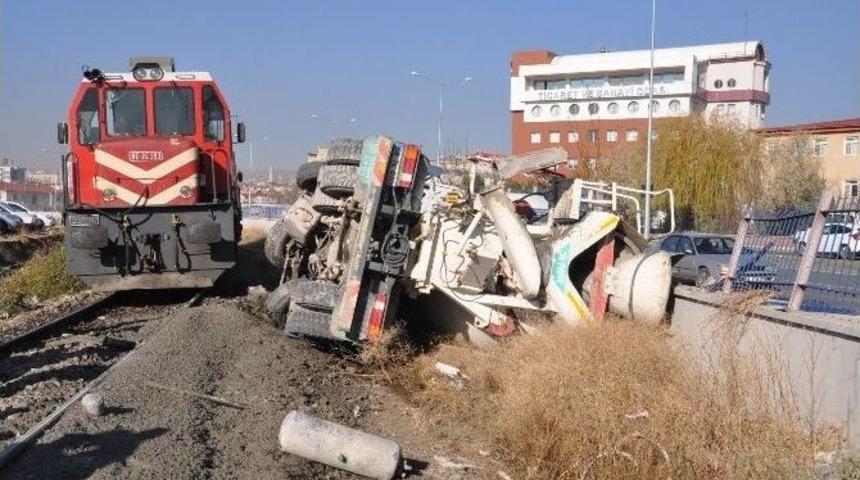 Tren Lokomotifi İle Beton Mikseri Hemzemin Ge&ccedil;itte &Ccedil;arpıştı
