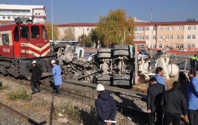 Tren Lokomotifi İle Beton Mikseri Hemzemin Geçitte Çarpıştı