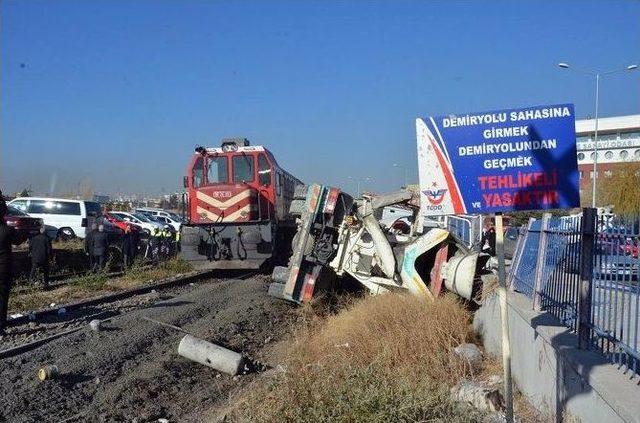 Tren Lokomotifi İle Beton Mikseri Hemzemin Geçitte Çarpıştı