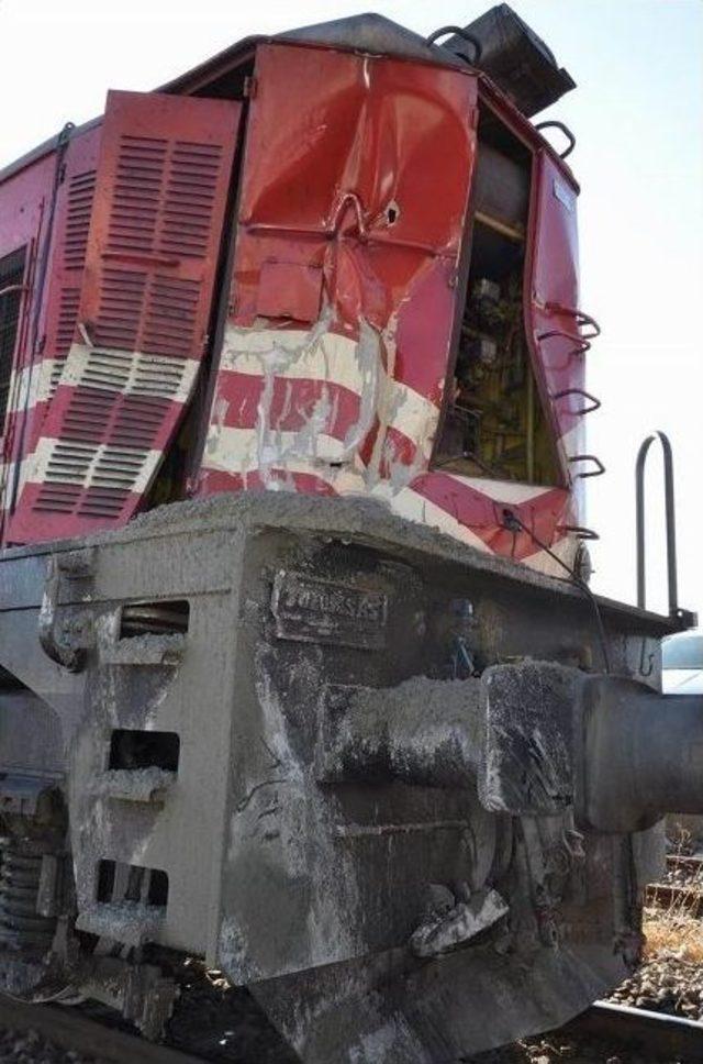 Tren Lokomotifi İle Beton Mikseri Hemzemin Geçitte Çarpıştı