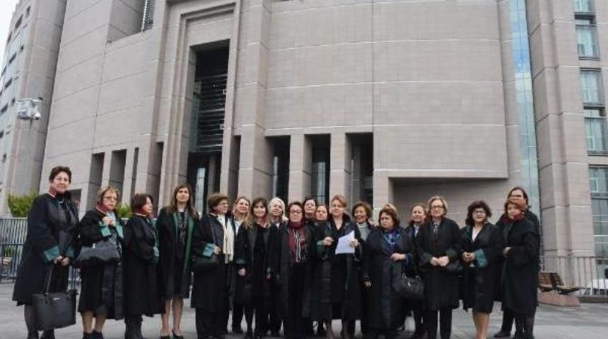 Kadın Avukatlardan Adliye &Ouml;n&uuml;nde &Ouml;nerge Protestosu