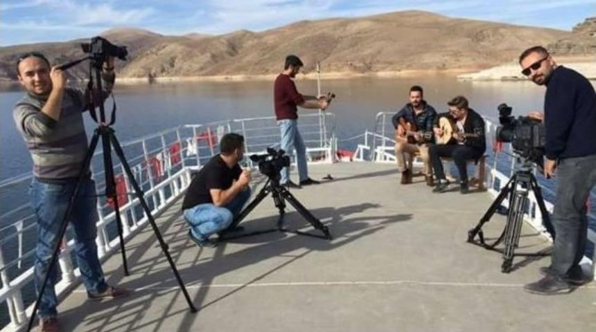 &Uuml;niversite &Ouml;ğrencileri Başkan &Ccedil;olakbayrakdar&rsquo;a S&uuml;rpriz Hazırladı