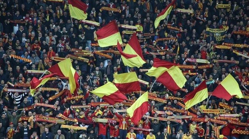 Bakan T&uuml;fenkci, Evkur Yeni Malatyaspor&rsquo;un Ataklarında B&uuml;y&uuml;k Heyecan Yaşadı
