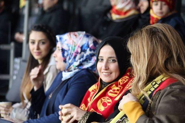 Bakan Tüfenkci, Evkur Yeni Malatyaspor’un Ataklarında Büyük Heyecan Yaşadı