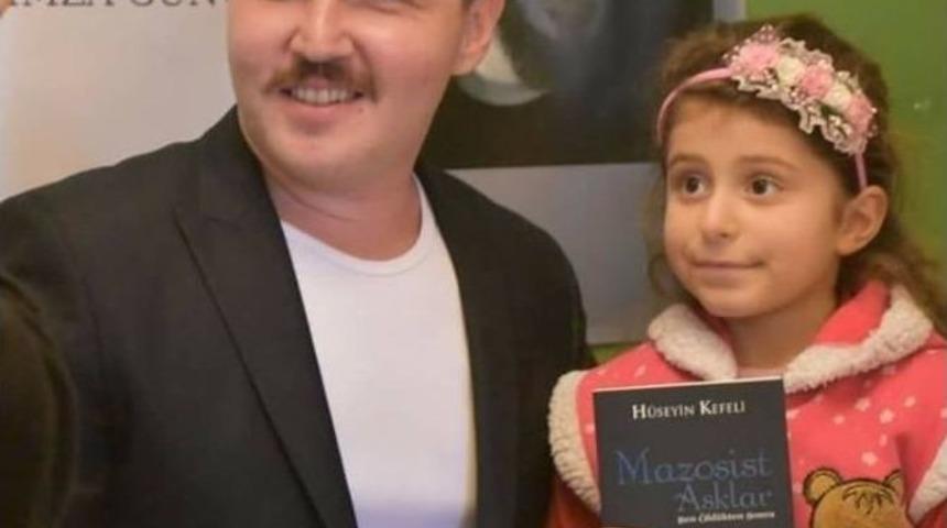 Gen&ccedil; Yazar Kefeli Kitabını İmzaladı