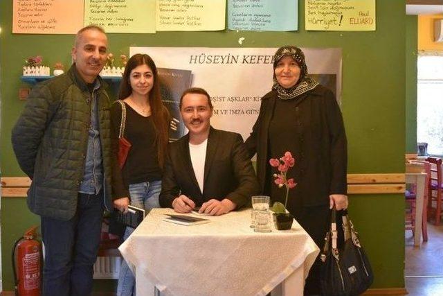 Gen&ccedil; Yazar Kefeli Kitabını İmzaladı 2