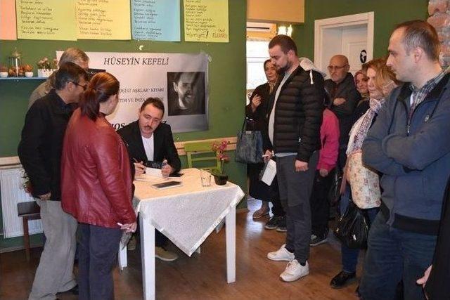 Gen&ccedil; Yazar Kefeli Kitabını İmzaladı 3