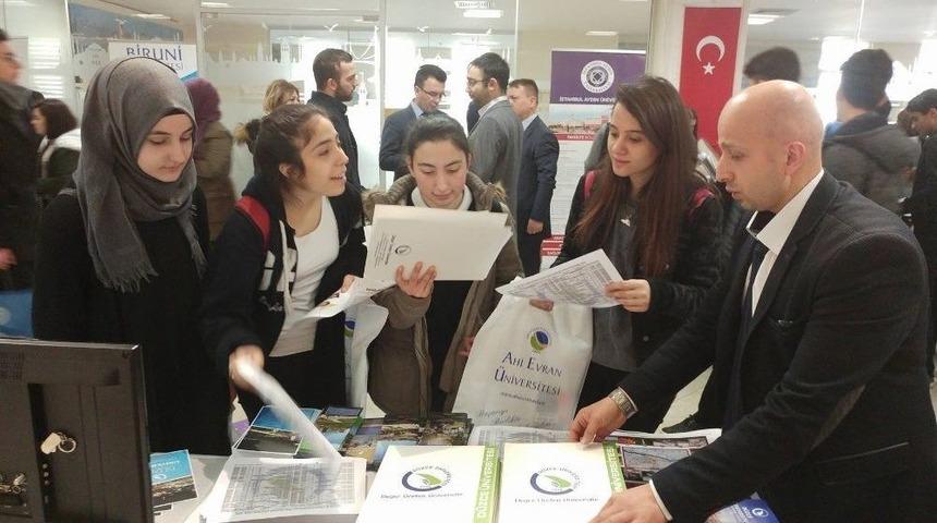 D&uuml;zce &Uuml;niversitesi &Uuml;niversiteler Fuarında &Ouml;ğrencilerle Buluştu