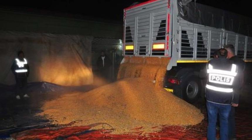 Mısır Y&uuml;kl&uuml; Kamyondan, Ka&ccedil;ak Sigara &Ccedil;ıktı