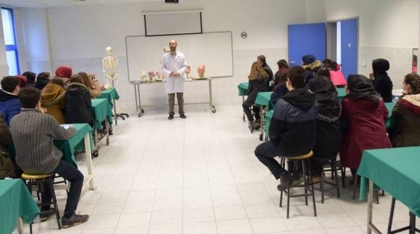 Lise &Ouml;ğrencilerinden Arsal D&uuml;zce &Uuml;niversitesi Tıp Fak&uuml;ltesine Ziyaret