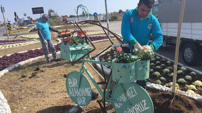 Alanya Belediyesi, Kavşak Ve Ref&uuml;jlere Bisiklet Objesi Yerleştirdi