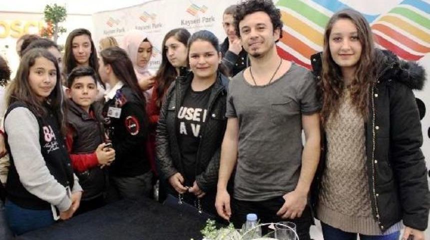 Pop&ccedil;u Buray, Kayseri'de Hayranlarıyla Buluştu