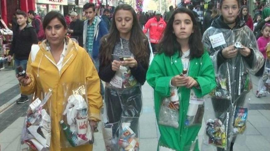 &Ouml;ğrenciler &Ccedil;&ouml;plerini &Uuml;zerlerinde Biriktiriyor