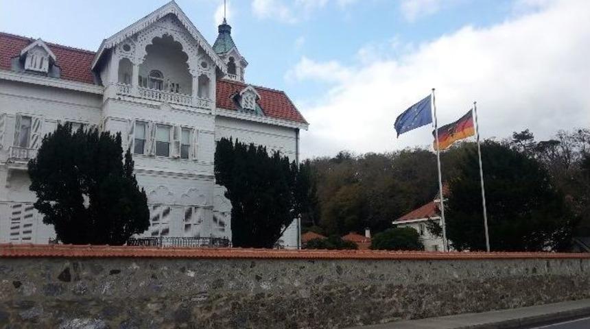 Almanya B&uuml;ykel&ccedil;iliği Rezidansında Top Mermisi Bulundu