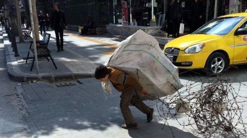 Suriyeli Ahmet'in Yaşı K&uuml;&ccedil;&uuml;k, Y&uuml;k&uuml; B&uuml;y&uuml;k